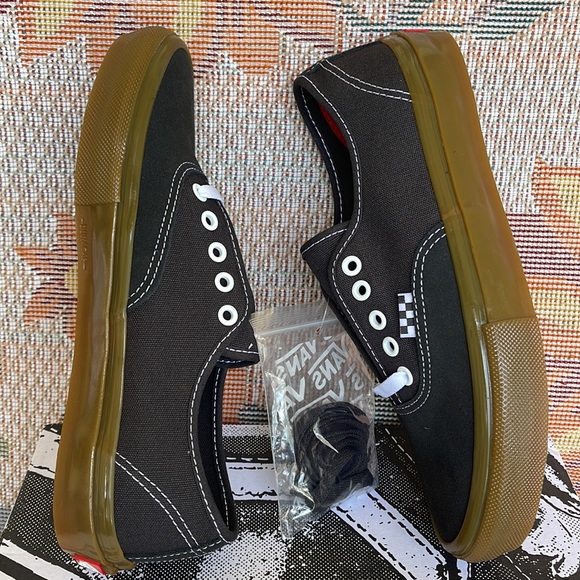 Vans Men’s Skate Authentic
Raven/Gum
VNOA5FC8241
Sneakers - athletic shoes - Picture 12 of 16